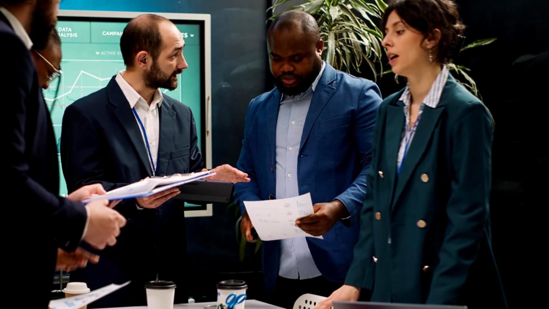 Professionelle Arbeitsumgebung mit Finanzunterlagen